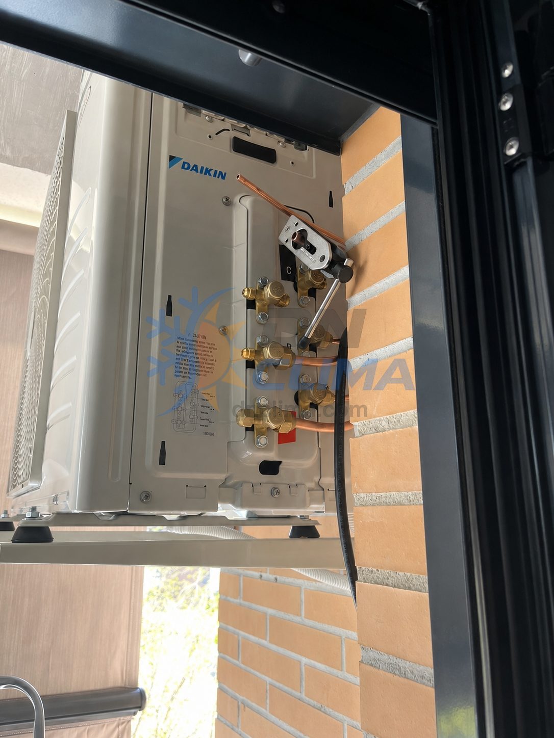 Instalación equipo multisplit 3x1 + canalización, conexión frigorífica/eléctrica, vacío y puesta en marcha.