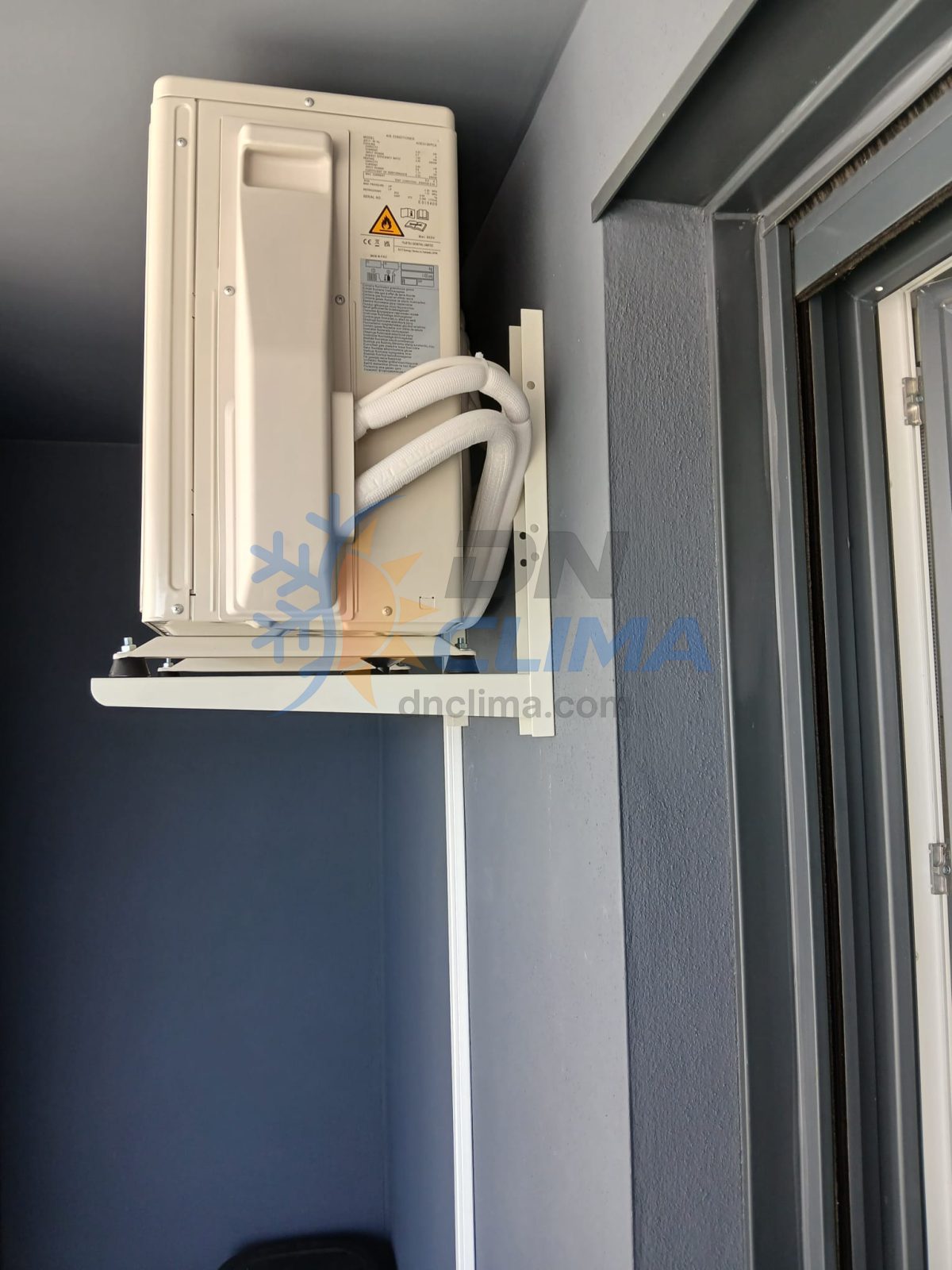 Instalación de equipo split 1x1 + canalización, conexión frigorífica/eléctrica, vacío y puesta en marcha.